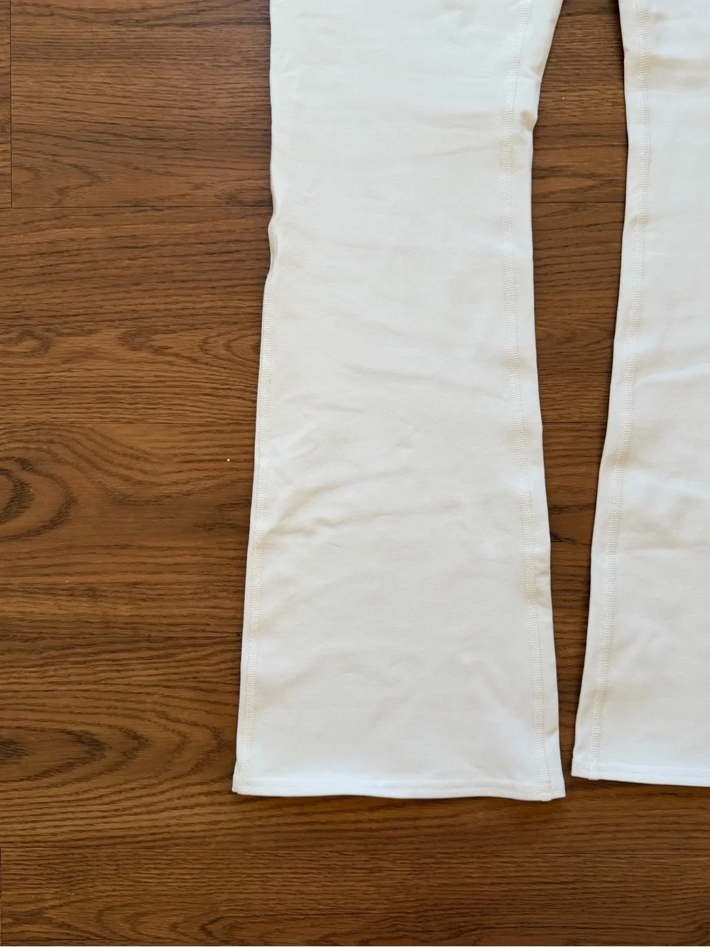 Alo Airbrush High Waisted 7/8 Bootcut Legging in Ivory